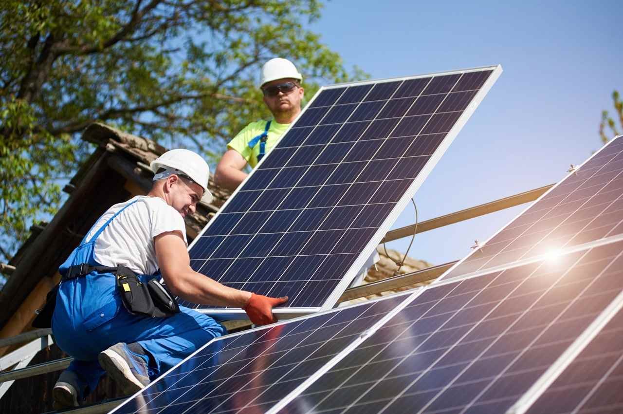 Equipe técnica trabalhando em sistema de energia solar
